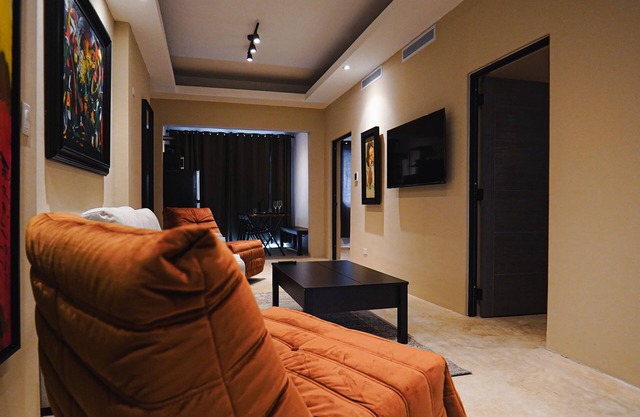 Dream apt: 4BD, 3BA, parking, near beach & shops. Perfect for you!
