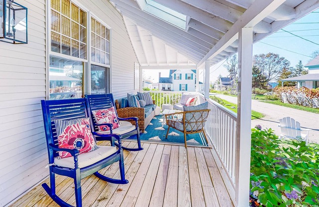 Dream cottage with ocean views, fireplace, wraparound porch, & washer/dryer