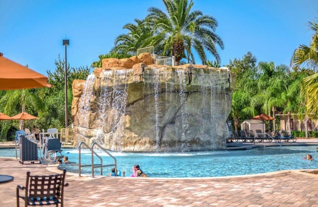 Dreamy Disney HIdeaway! Outdoor Pool, Full Kitchen, Free Shuttle!