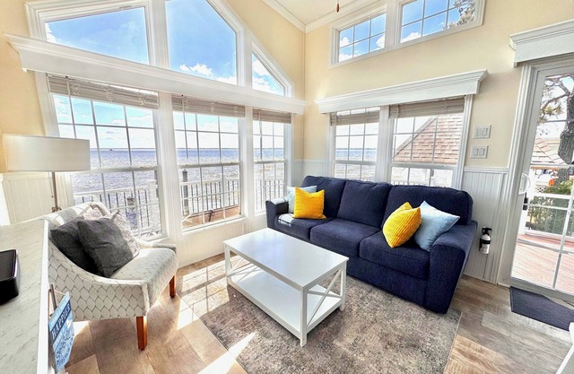 Dreamy Sunsets! Waterfront Retreat! Pet Friendly!
