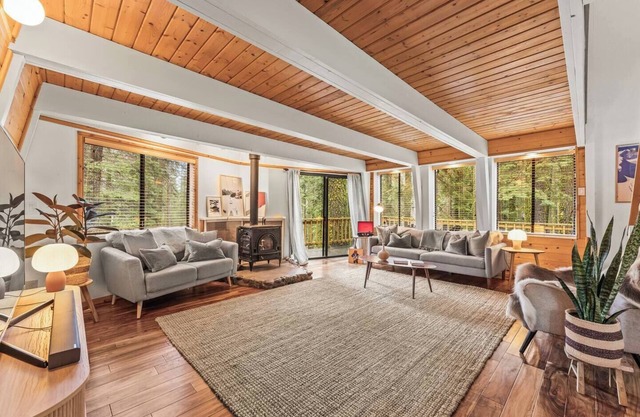 Drifthaus | Firepit, Fireplace, Deck & BBQ!
