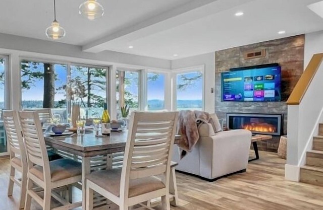 Driftwood Dreams: Beautiful Views & Cozy for Fall