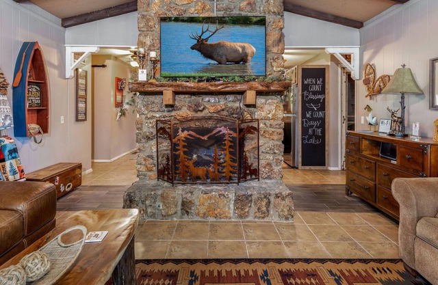 Drowning Creek Cabin & Bunkhouse ~ Sleeps 12