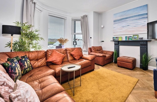 Dunluce Green 1 ~ High-Finish Luxury beside Beach