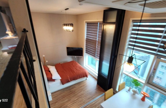 Duplex 2-bedroom apartment in Gangnam with air conditioning