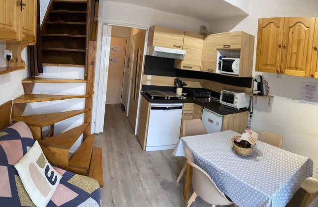 Duplex 2min walk from village center, parking + lift