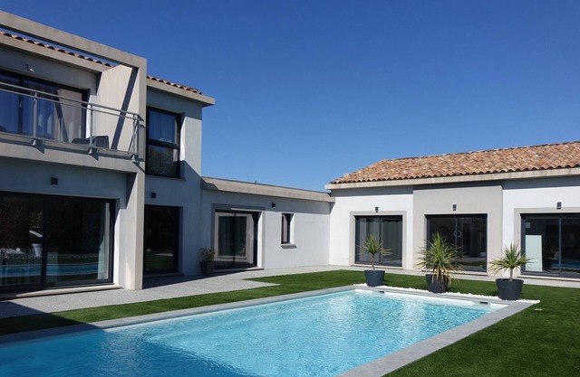 Duplex sleeps 4 in contemporary villa with swimming pool.