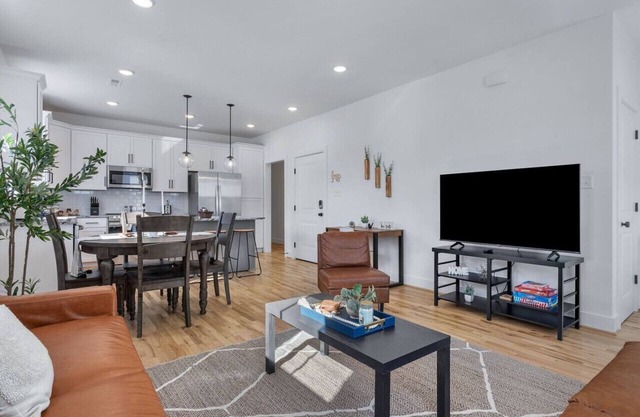 Duplex with Balcony: Spacious Dog-Friendly Oasis!