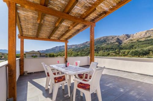 Dvosobni apartman u kući s bazenom, 1 kat