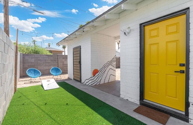 Dwntwn PHX 1 King Bed, yard oasis 8 mins 2 airport