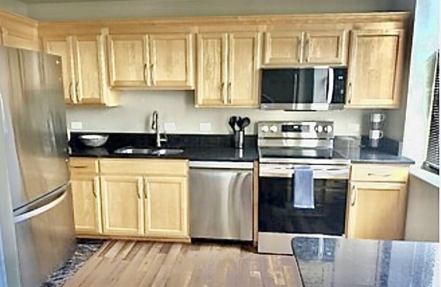 Dwntwn short walk to stadium, PBank Arena & Haymarket, parking pass! Sleeps 4!
