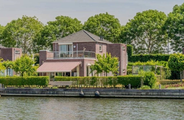 Dyke house with green garden, quiet location and several terraces.