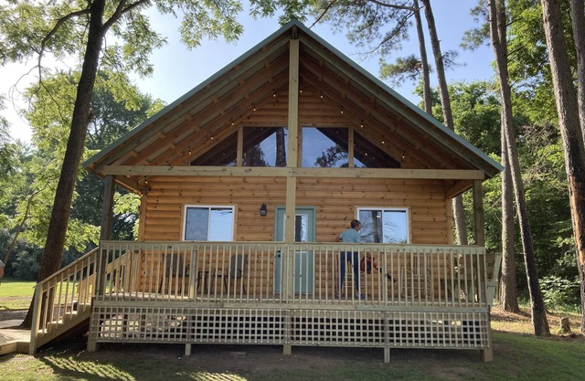 Eagle Cabin a Beautiful Loft Cabin overlooking Rend Lake