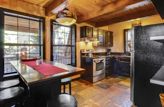 Eagle Crest Cabin 3 bedroom / 2 bath (Sleeps 10)