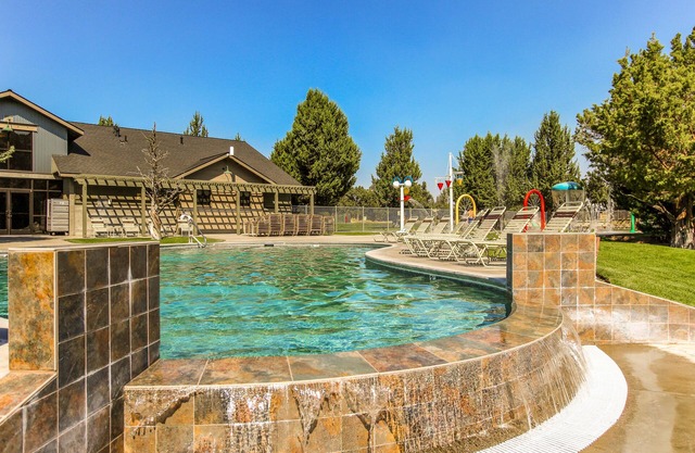 Eagle Crest home on golf course with fast WiFi, shared pools, hot tub, & tennis