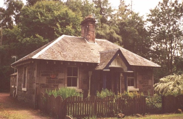 Eagle Lodge, Gatehouse next to A73, Self catering cottage, Pets welcome