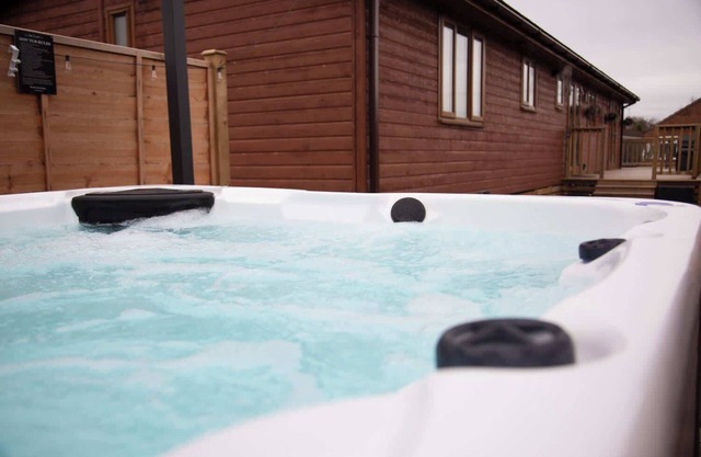 Eagle Lodge – Luxury Hot Tub Escape near York