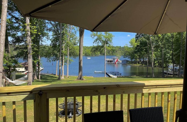 Eagle's Nest Cottage Fully Renovated 200' Waterfront, In Cove, Dock & More!