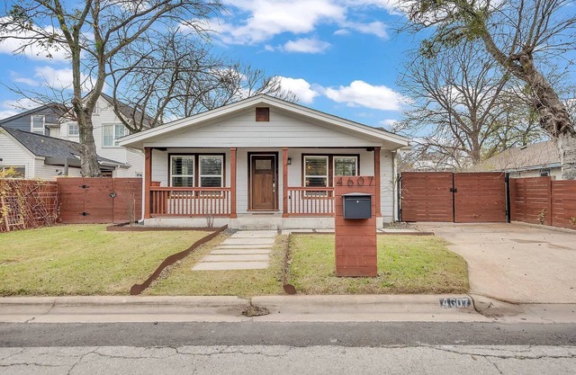 East Austin Getaway | 4BR | BBQ | Pool | DT | ACL