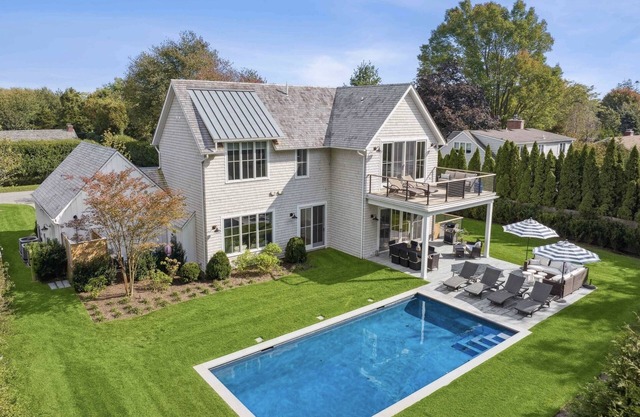 East Hampton Beach Home walk to town and close to beaches