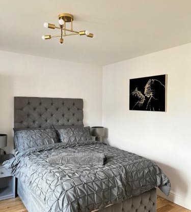 East London 1-Bed Apt Sleeps 2 with Parking
