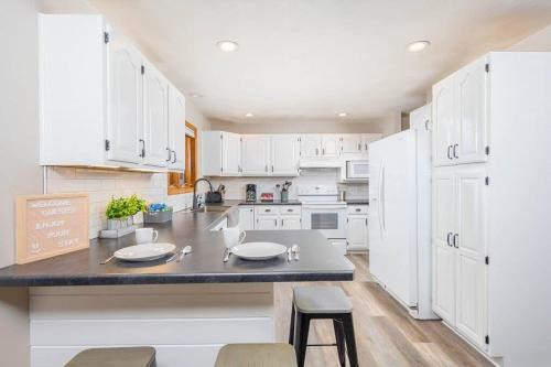 East Side 3 Br 2 full bath King Bed