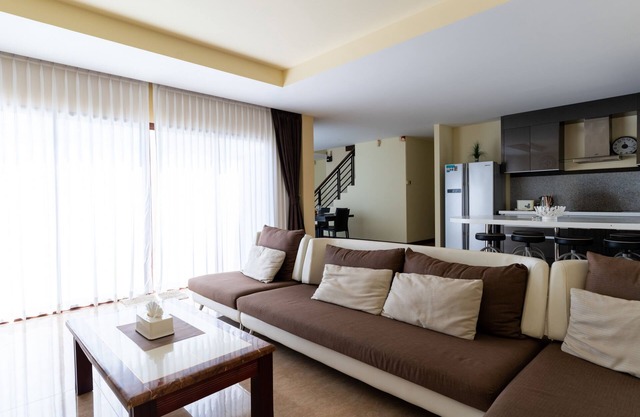 East Villa 4: 3BR Private Villa Pool & BBQ