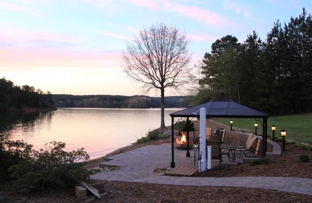 Easy access lake front W/beach and boat ramp, waterfront patio, screened porch