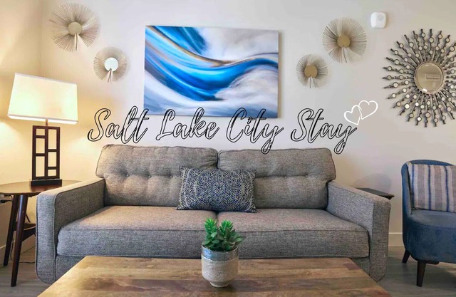 Easy access to Downtown * FREE PARKING * One Queen bed