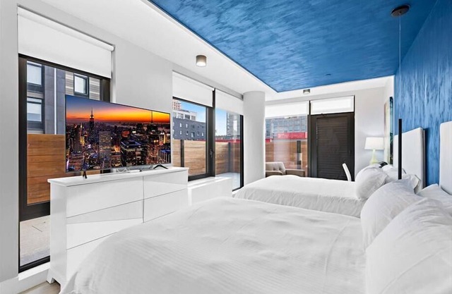 Easy access to I-87 Studio Q Bal BR | Kitchenette