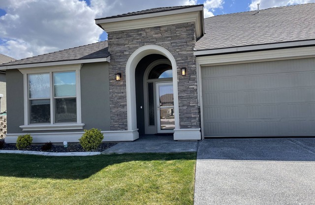 Easy access to I82. Almost new, spotless and spacious close to Trac and Richland