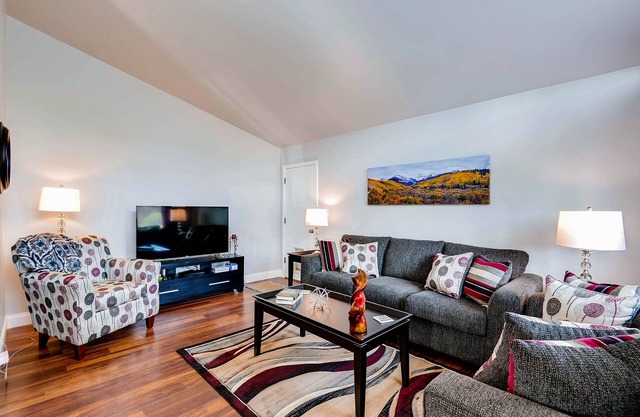 ★ Easy Check-in ★ By Downtown Littleton ★ Full Kitchen ★
