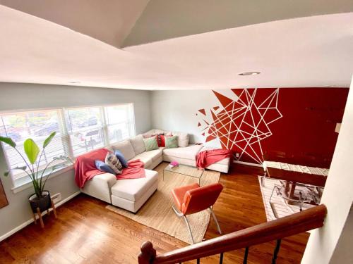 Easy PATH&Bus access- NYC| designer home + Deck.