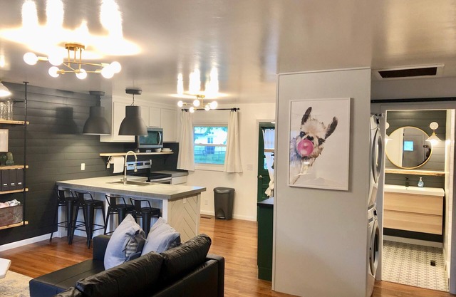 Easy Self Check-In for Centrally Located Home - Stay at the Little Llama House!