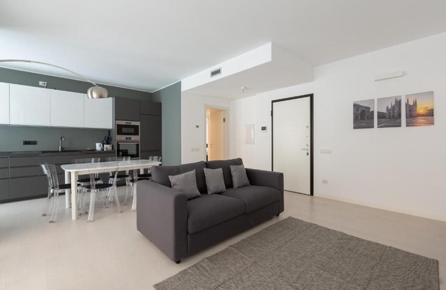 EasyTopStay - Porta Nuova Bright and Roomy Flat