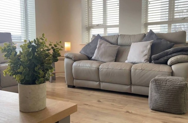 Ebrington Apartment - Walk across the Peace Bridge to Derry City Centre!