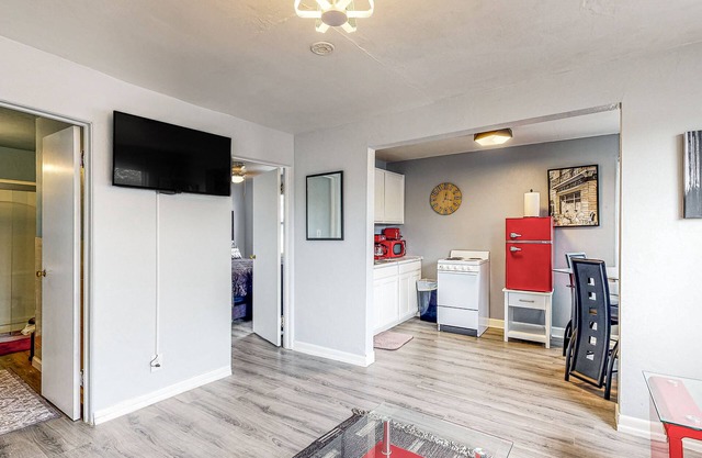 Eclectic Apartment Close to Universities