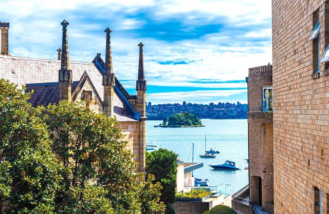 Eclectic Art Deco Retreat in Harborside Enclave, Double Bay