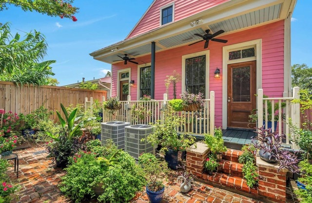 Eclectic Duplex | Lovely Yard, Live Like a Local