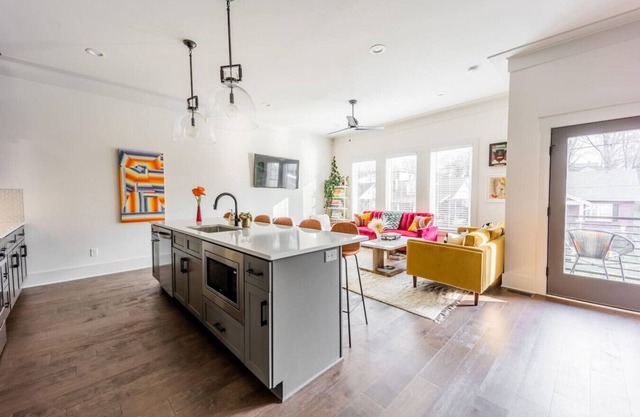 Eclectic E Nash Townhome Close to Broadway!