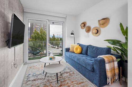 Eco-Friendly Condo with AC Gym and Parking near SkyTrain for 5