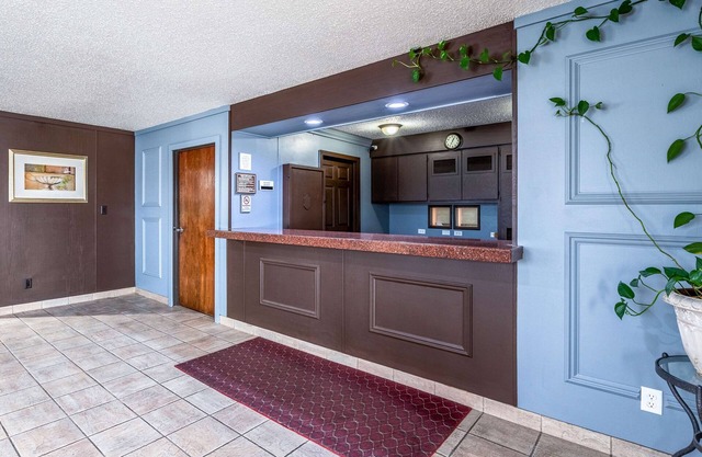 Econo Lodge Inn & Suites Auburn