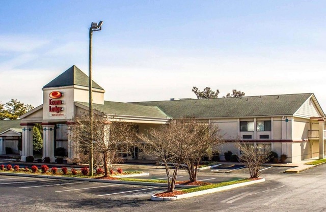 Econo Lodge & Suites