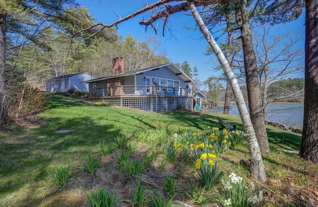 Edgecomb Maine. Close to Boothbay & Wiscasset. Very private and relaxing.