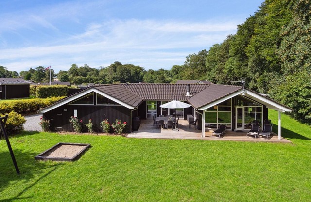 "Edin" - 150m from the sea by Interhome