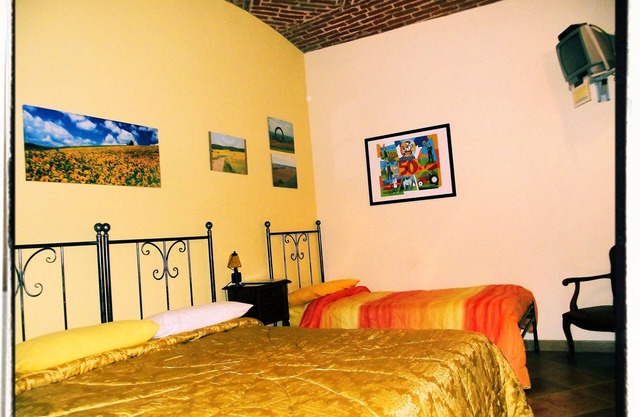 EL CAVAJER) yellow room