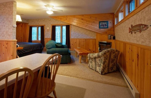 Elbow Lake Lodge: Bears Den Studio Suite