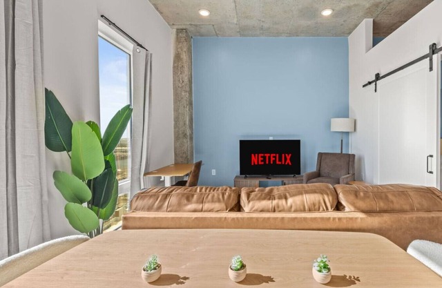 Elegant 1BR Walkable to Dining, Pool + Gym