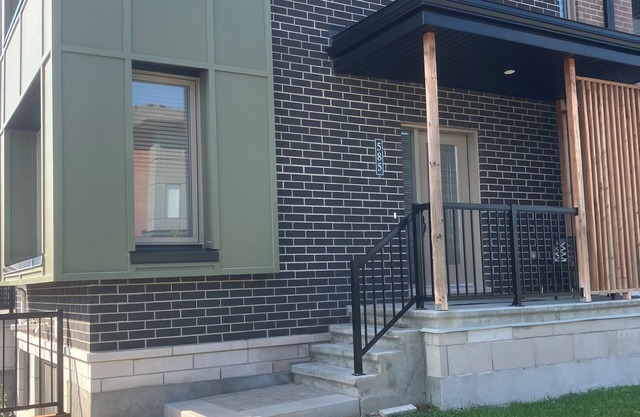 Elegant 2 bdrm Home w/King Bed & free parking