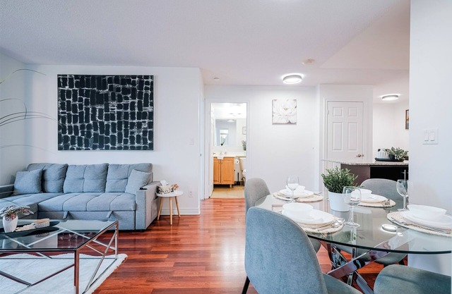 Elegant 2BR/2BA 1 free Parkng Condo | Heart of Mississauga Square one YYZAirport